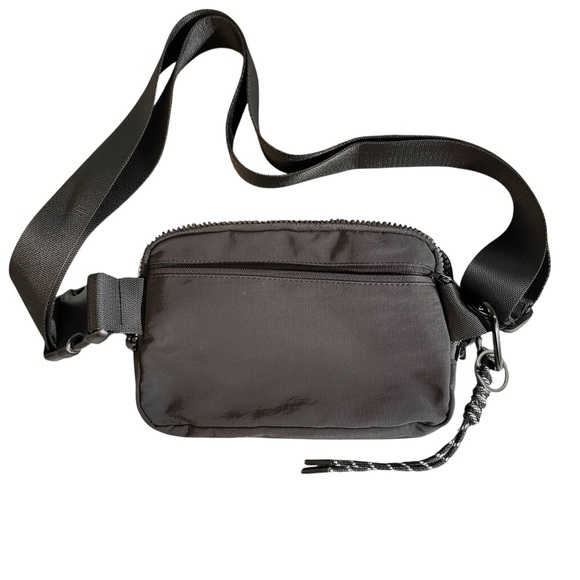 Unisex Mini Belt Bag w/Adj Strap, Crossbody Pack for Traveling Black Pre Owned - Picture 2 of 4